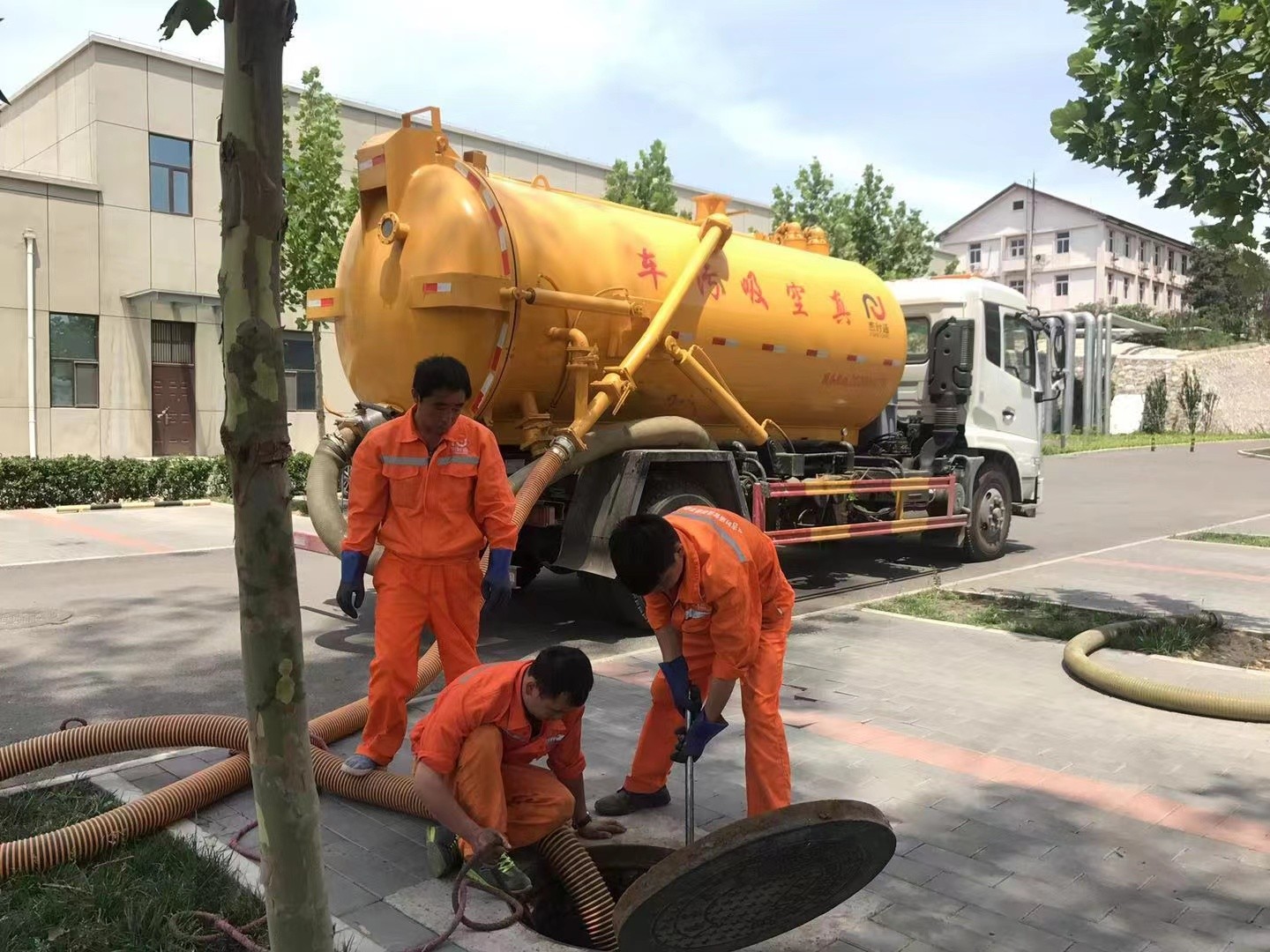 三山管道疏通车停在窨井附近