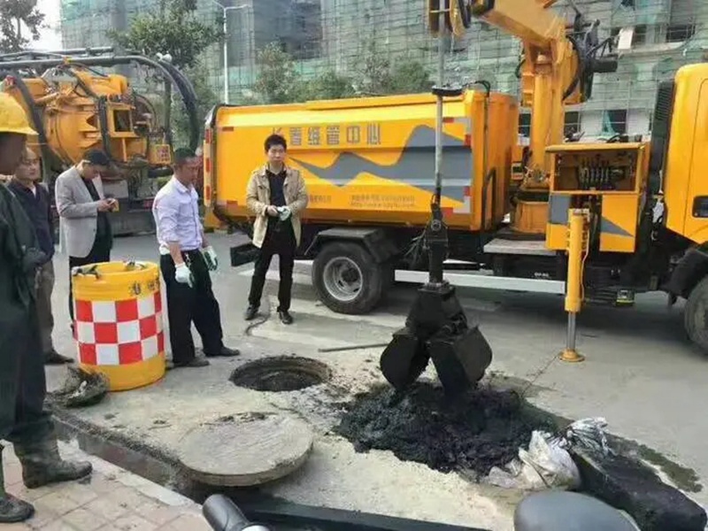 三山街道：网格员化身“清道夫”，为民解忧疏通“堵心”化粪池